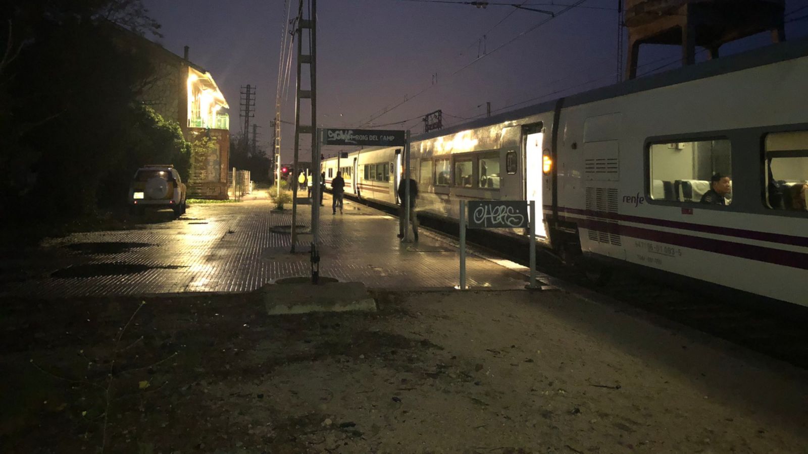Un tren parat a l'estació de Mont-roig
