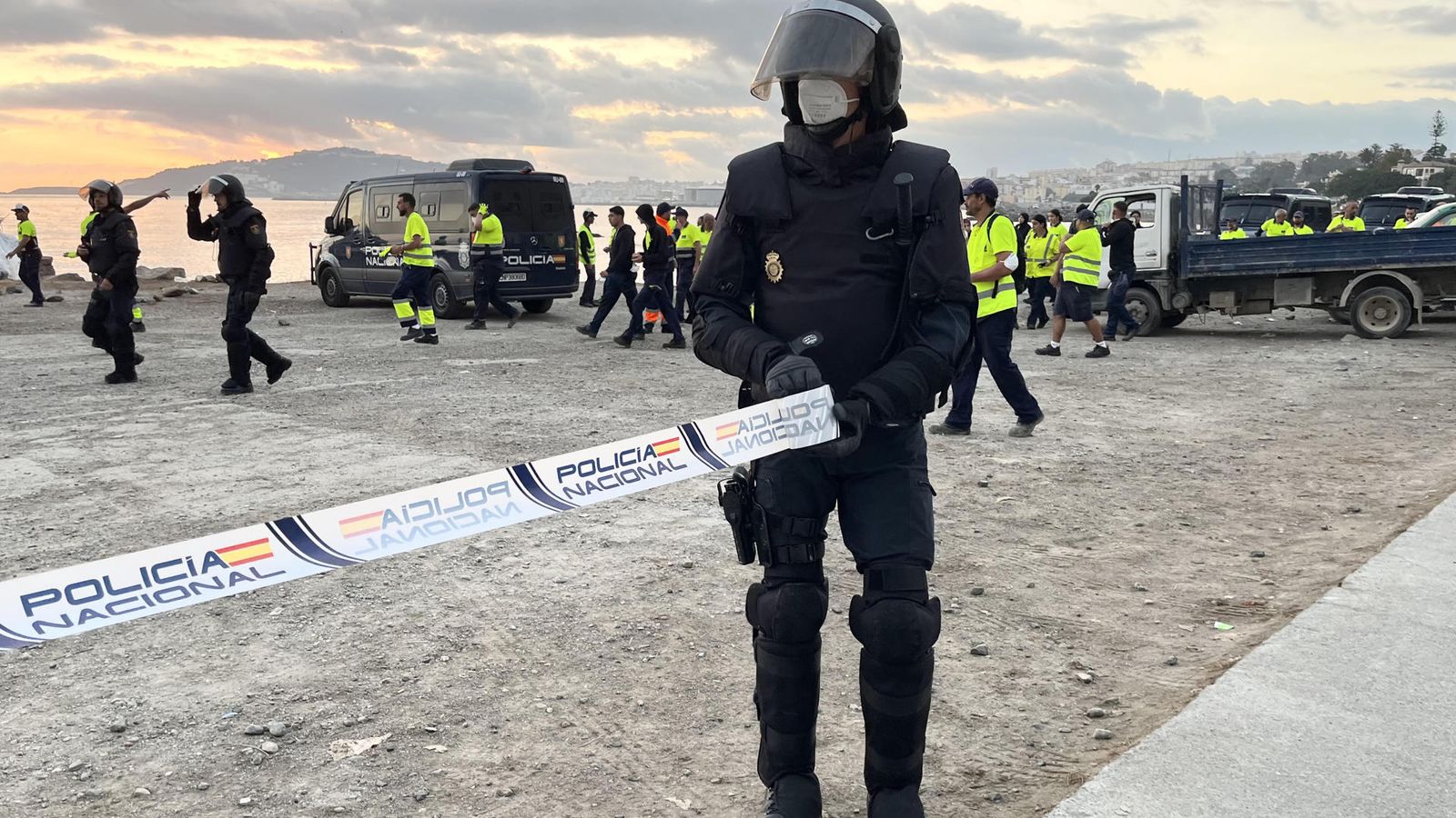 Imatge de la Policia Nacional desallotjant la platja d'El Guano este diumenge pel matí