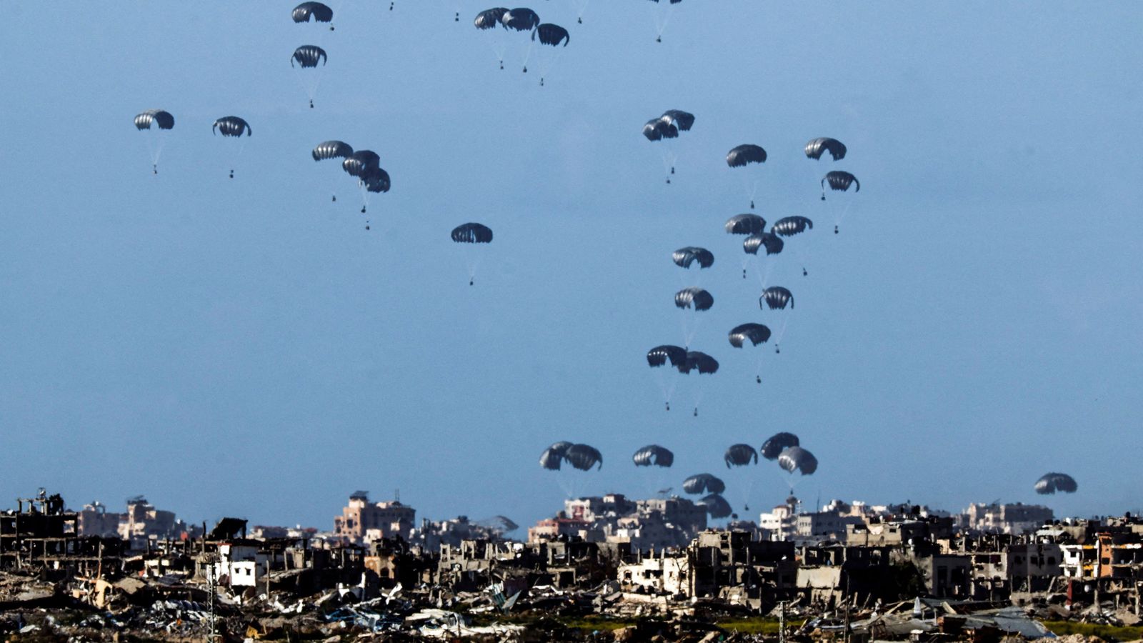 Un enviaments d'ajuda humanitària a Gaza des de l'aire, per a esquivar els obtacles d'Israel a l'entrega per carretera