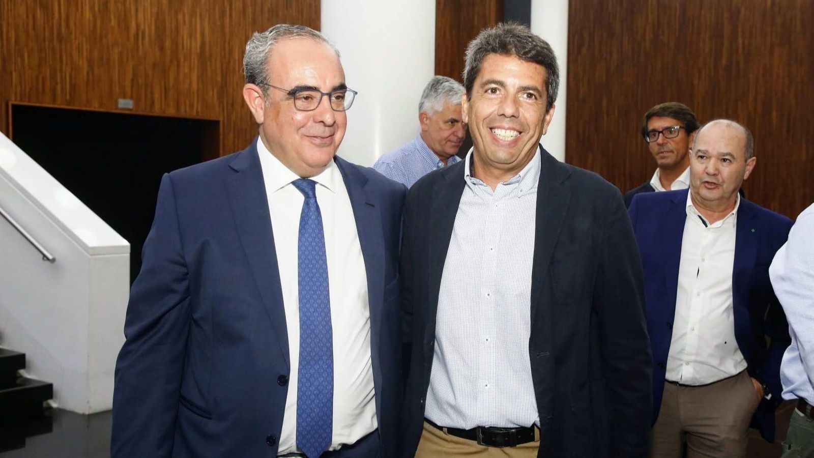 Mazón junt al president de l'Institut d'Estudis Econòmics de la província d'Alacant (INECA), Ignacio Amirola Mazón junt al president de l'Institut d'Estudis Econòmics de la província d'Alacant (INECA), Ignacio Amirola
