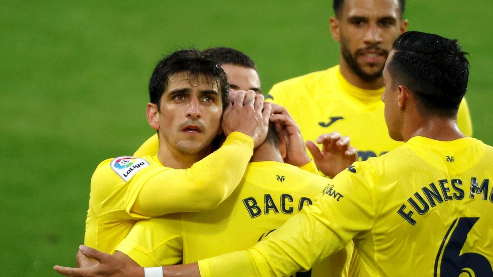 Gerard Moreno celebra un dels gols amb els companys