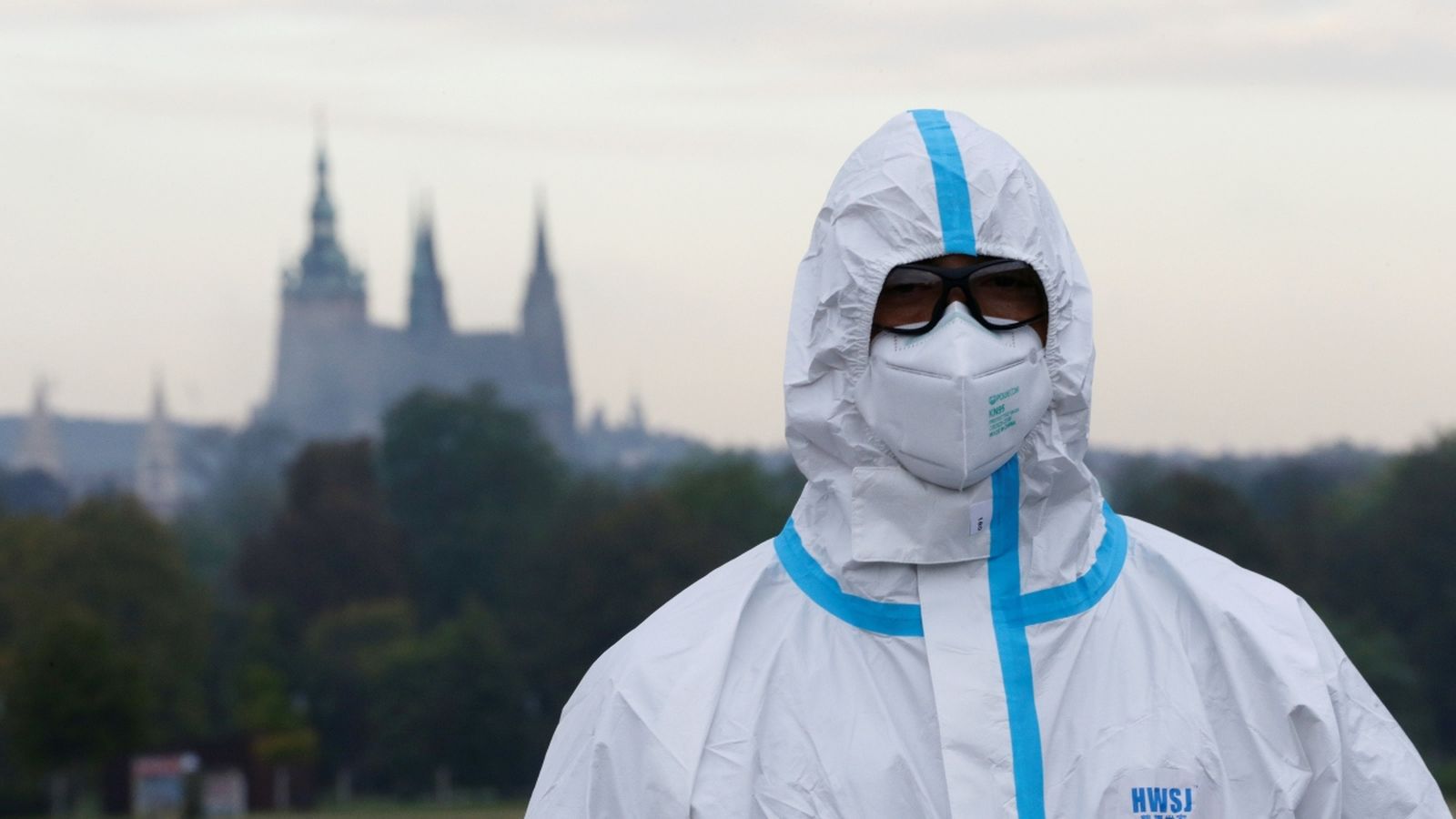 Membre d'un comité electoral de Praga amb el vestuari de protecció durant els comicis locals