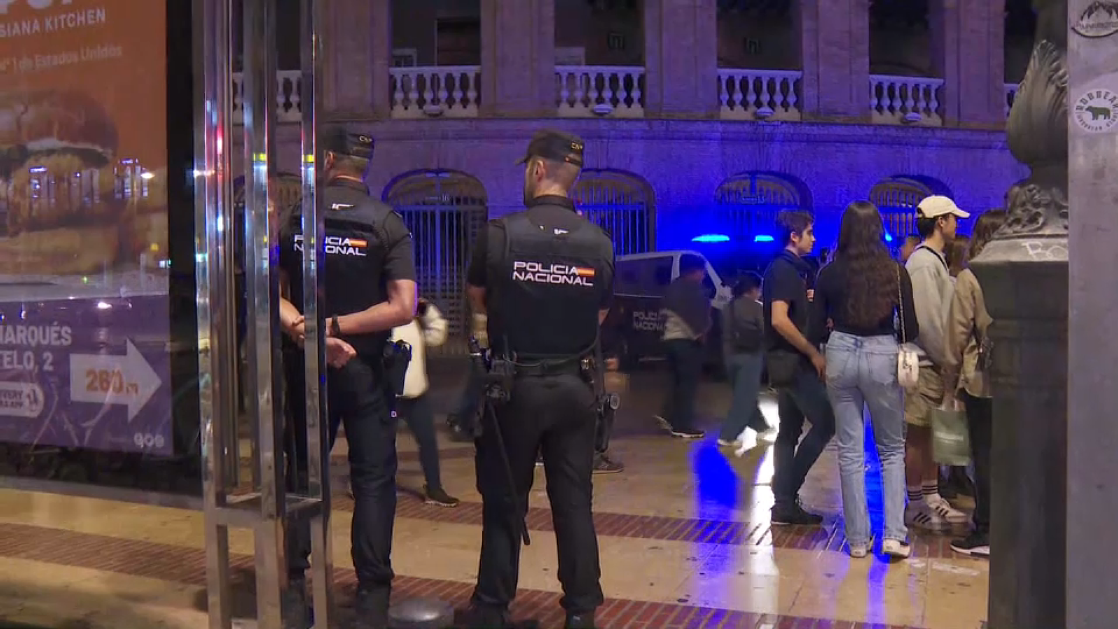 Una parella d'agents, part d'aquest dispositiu preventiu, enfront de la plaça de bous de València