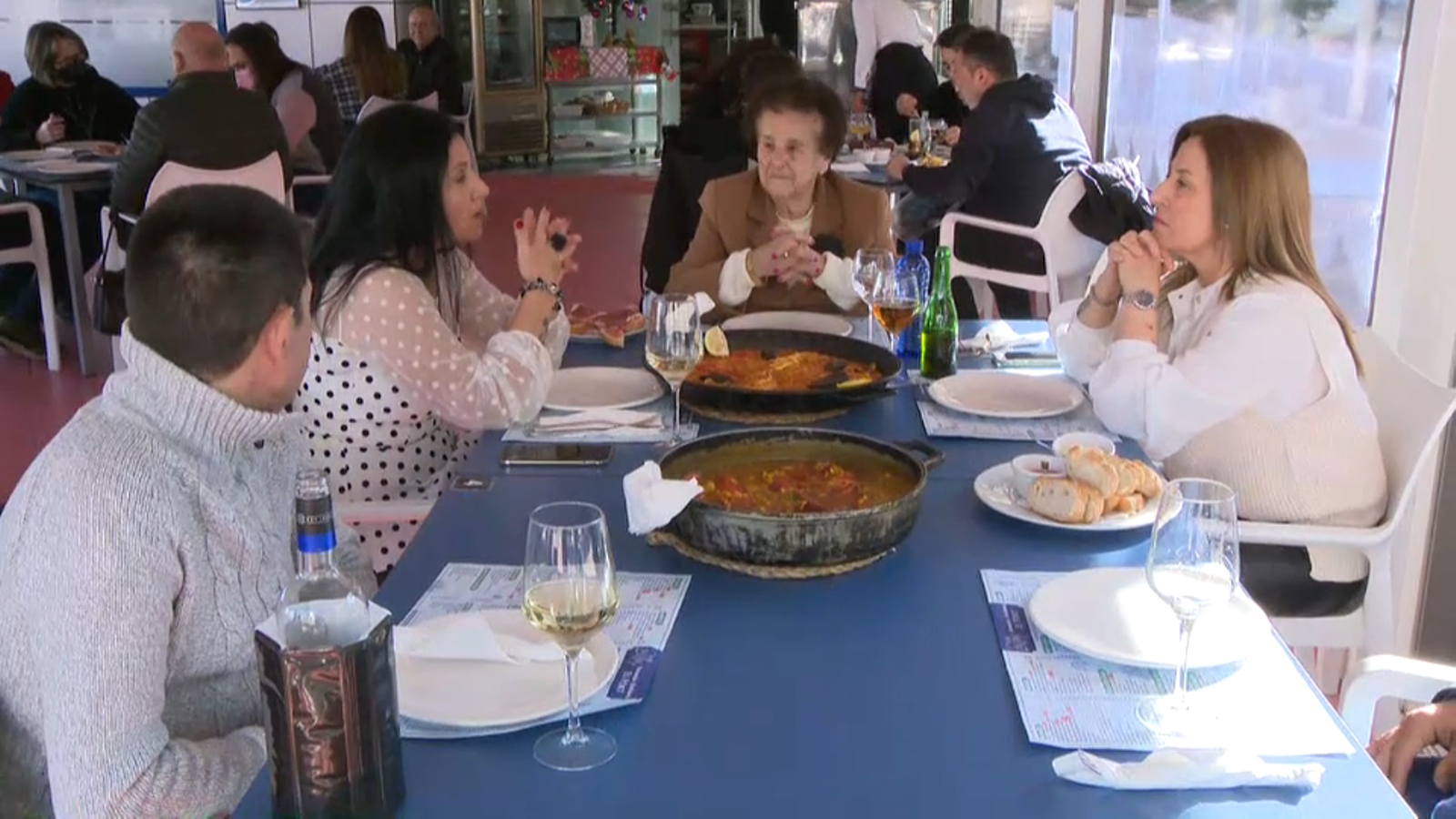 Una família dina el dia de Nadal a un restaurant del Grau de Castelló