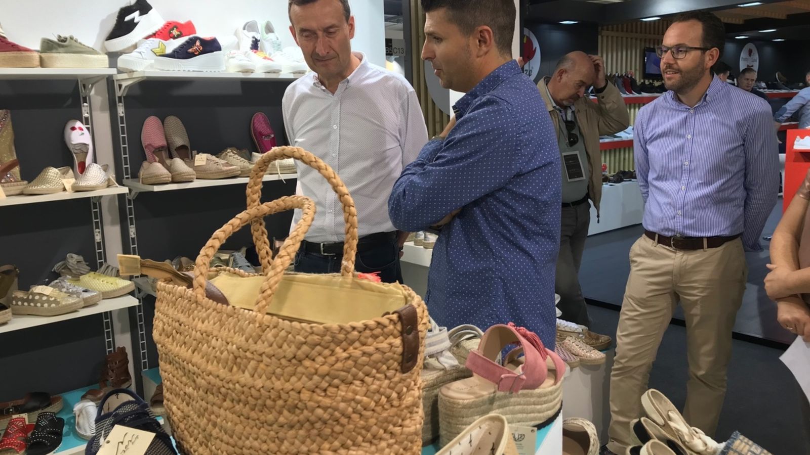 L’alcalde i el regidor d’Economia d’Elx visiten els expositors il·licitans