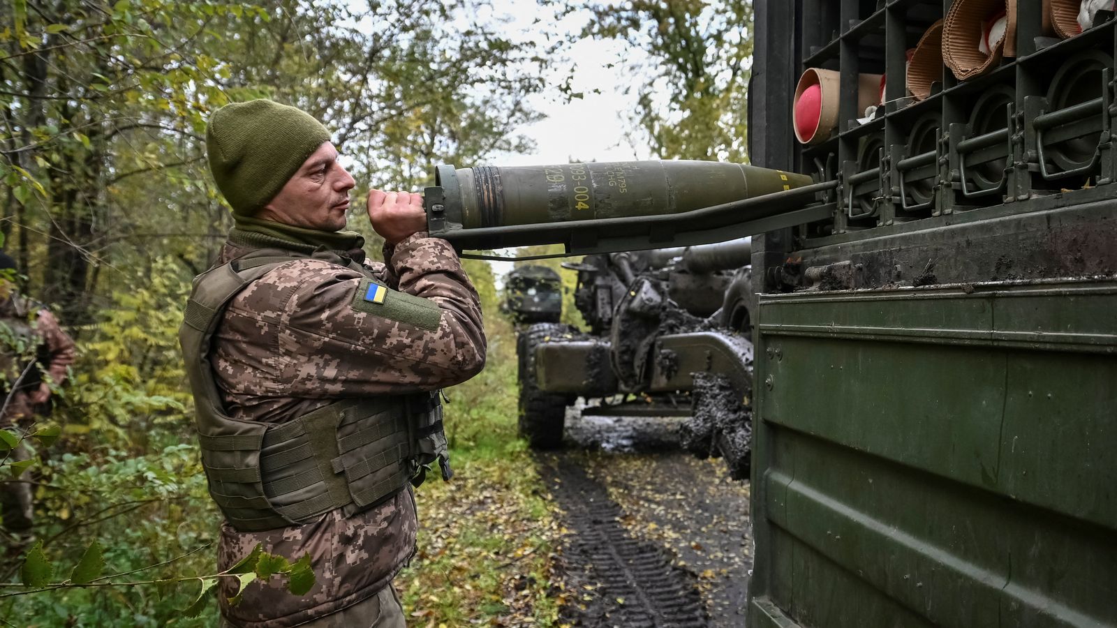 Un soldat ucraïnés carrega un artefacte explossiu en un vehicle militar a Zaporíjia