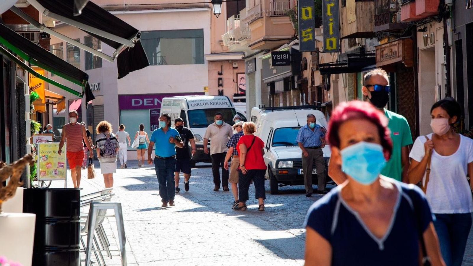 Diverses persones amb mascareta, en una imatge d'arxiu