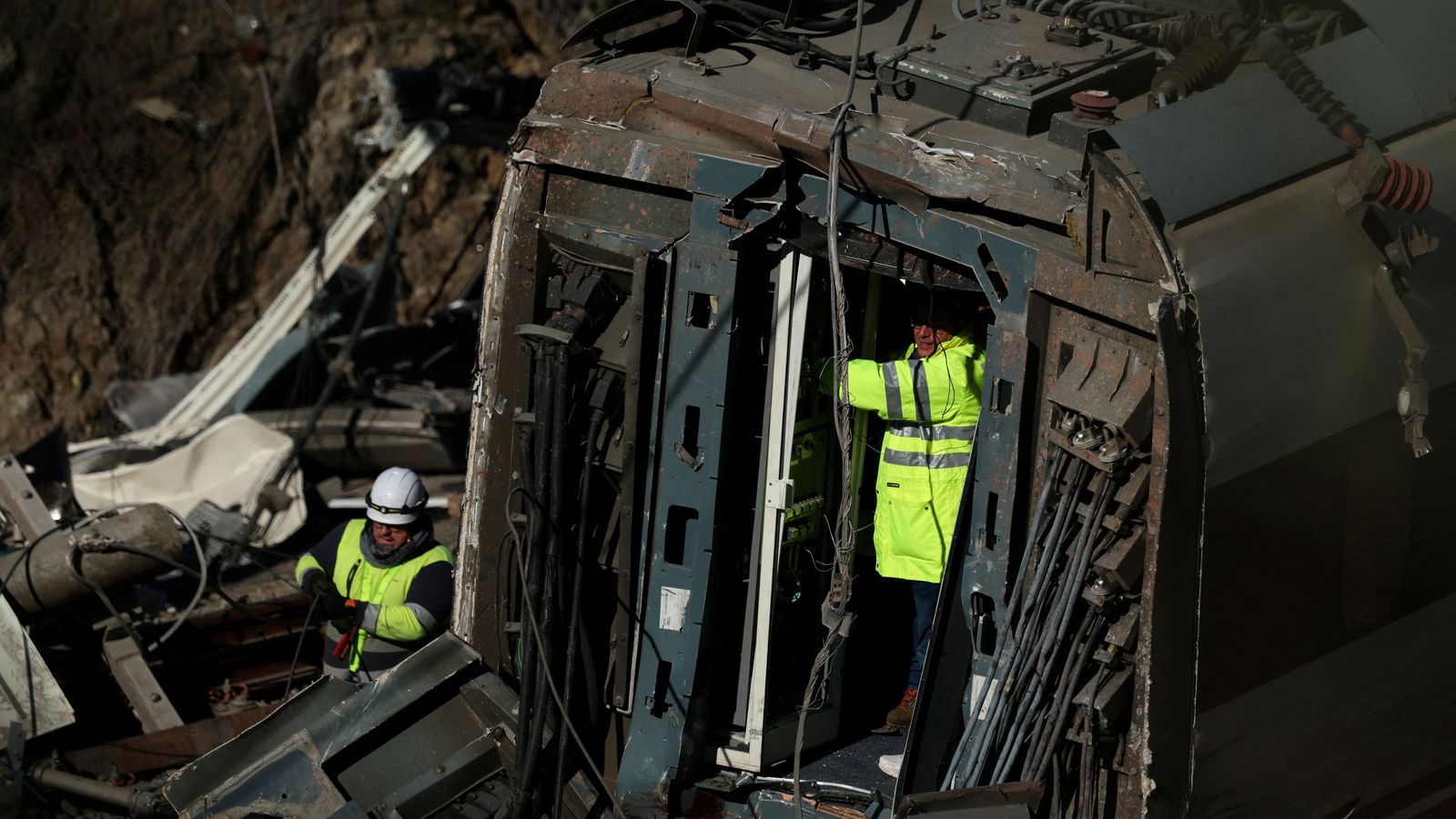 Efectius treballen en la cerca de persones a l'interior de l'Alvia