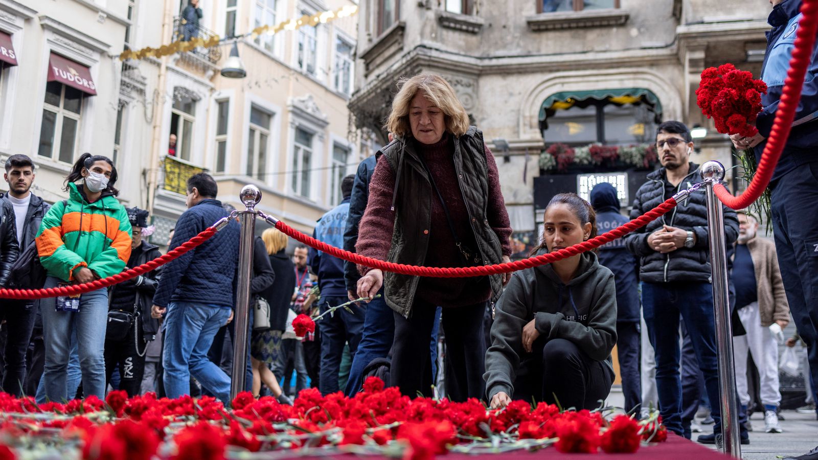 Una dona deixa flors per a retre homenatge a les víctimes de l'atemptat