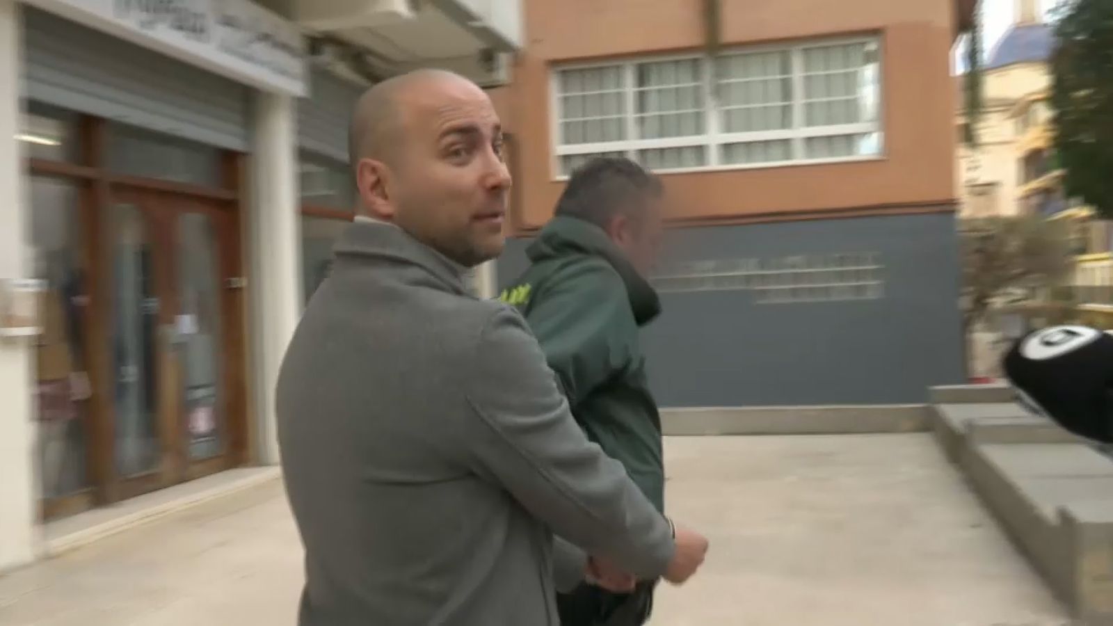 La Guàrdia Civil porta Francisco Gómez, el gerent d'E-Canna Farming, de camí al furgó policial que l'ha traslladat a Toledo