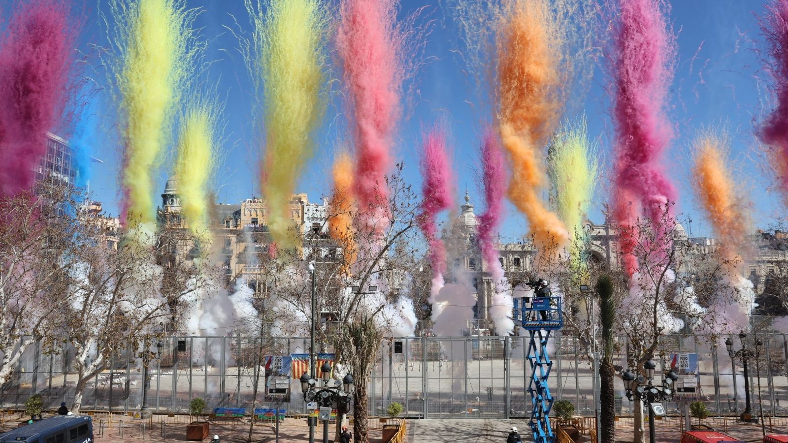 Imatge d'arxiu d'una colorida mascletà a la plaça de l'Ajuntament de València