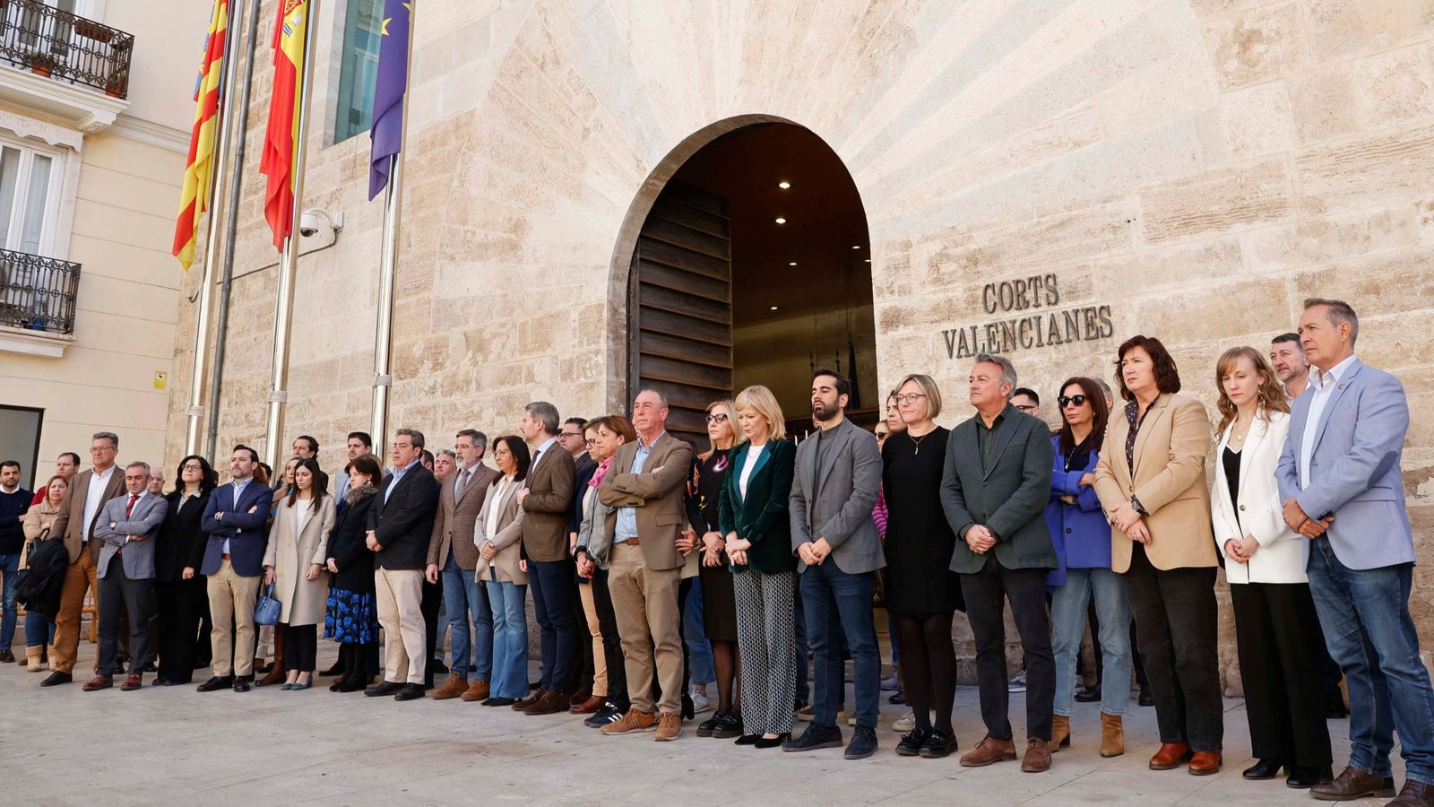 Els diputats valencians, a les portes del Palau de Benicarló, seu de les Corts, en la concentració d'aquest dimarts