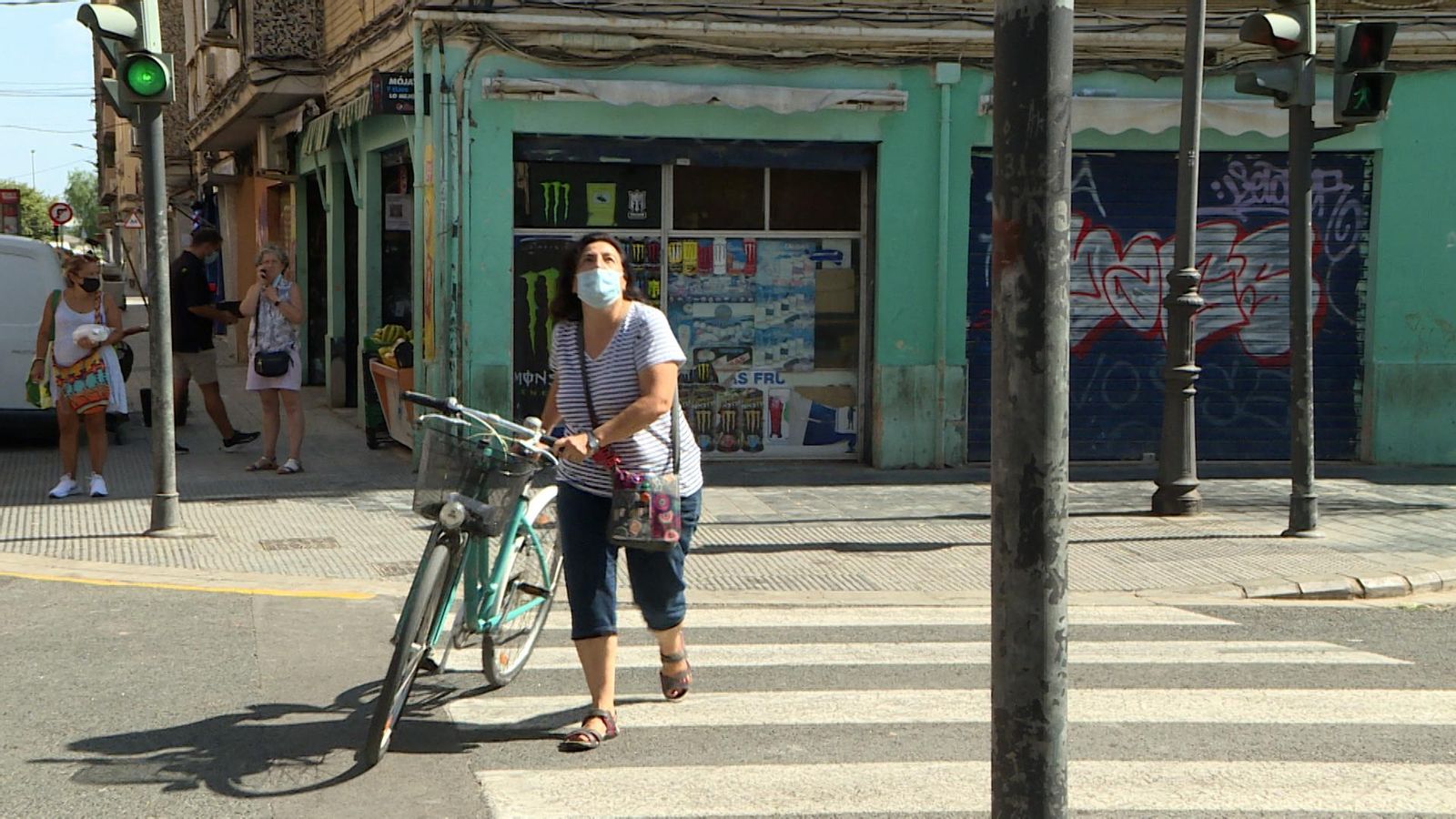 Moment en què li han intentat furtar la bicicleta a María José Martín al barri dels Orriols, a València