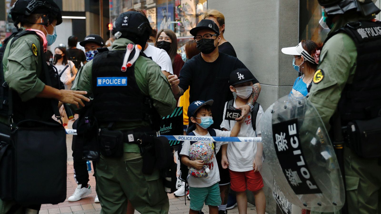 La policia antidisturbis demana la documentació a manifestants.