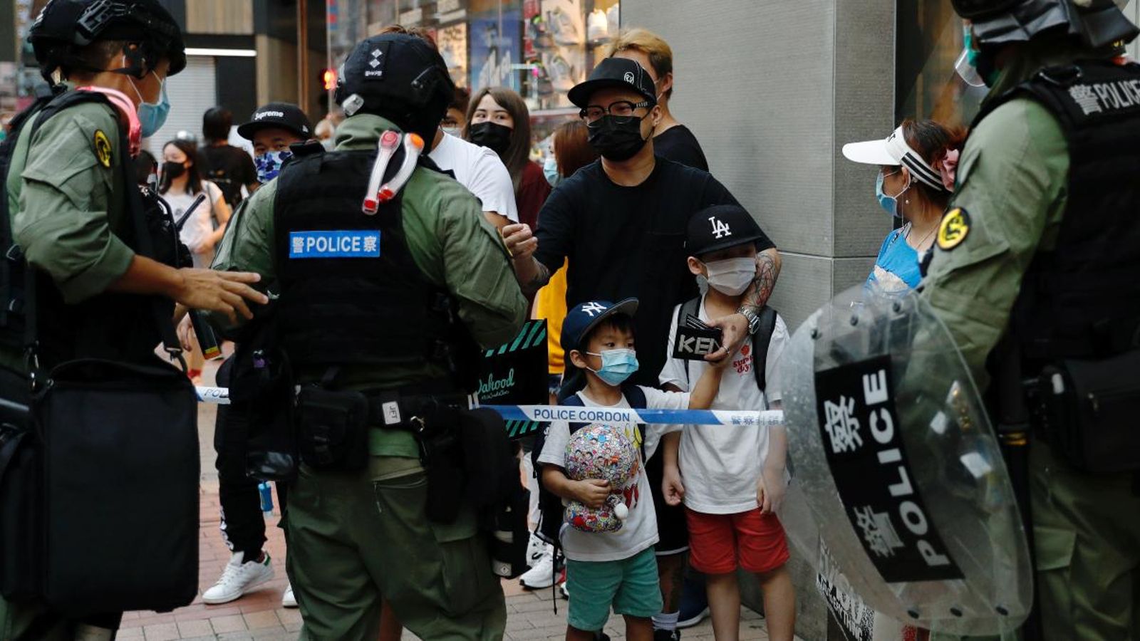 La policia antidisturbis demana la documentació a manifestants.