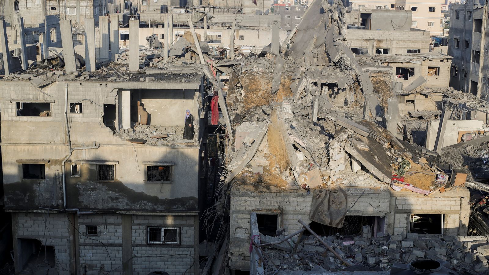 Una veïna de Khan Yunis comprova el que queda de la seua casa després d'un bombardeig israelià