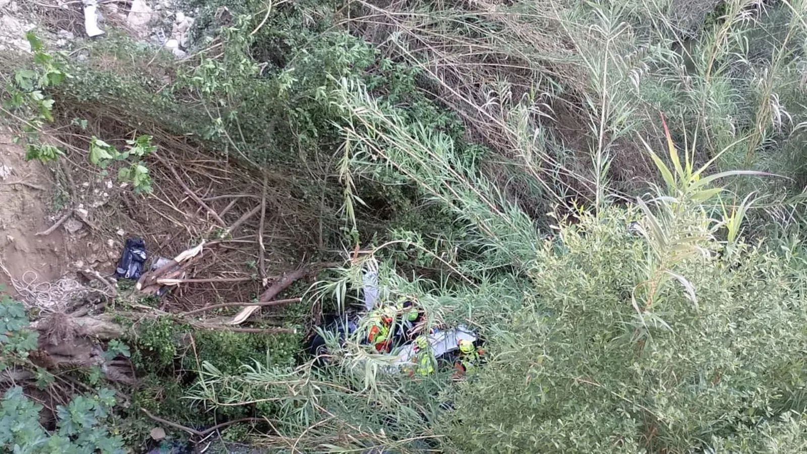 Estat del vehicle caigut des del pont a Ontinyent / CPBV