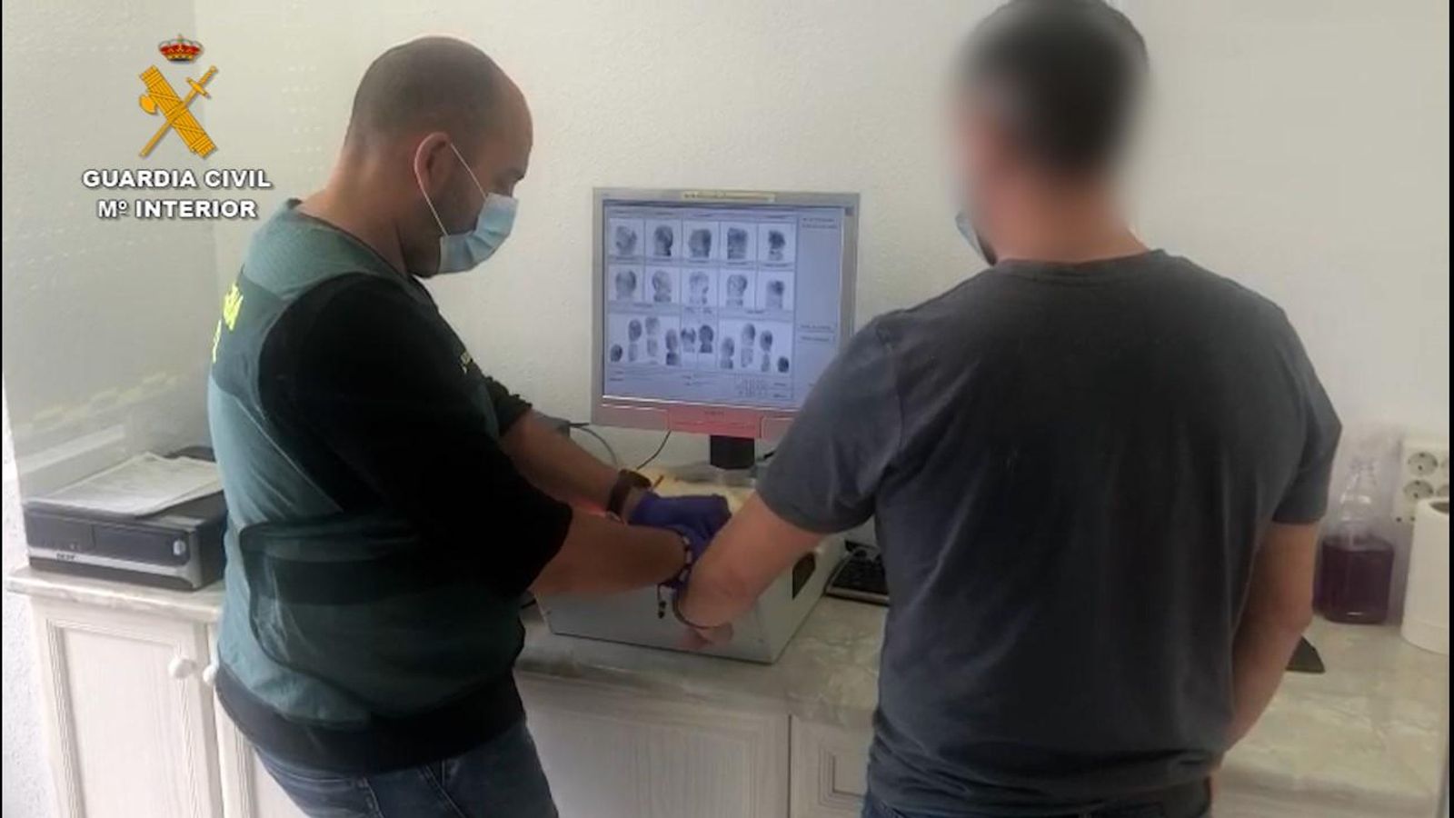 La Guàrdia Civil prem emprentes a un dels detinguts