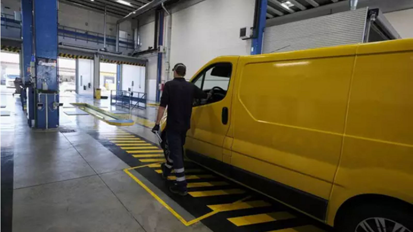 Imatge d'arxiu d'un vehicle en una estació d'ITV