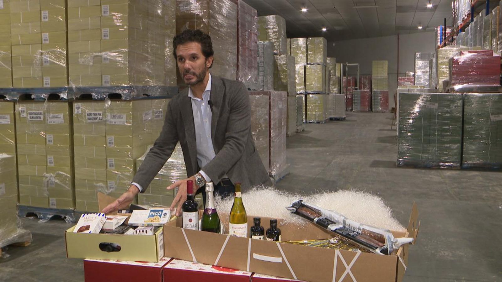 El director de l'empresa Sadival mostra les diverses cistelles de Nadal