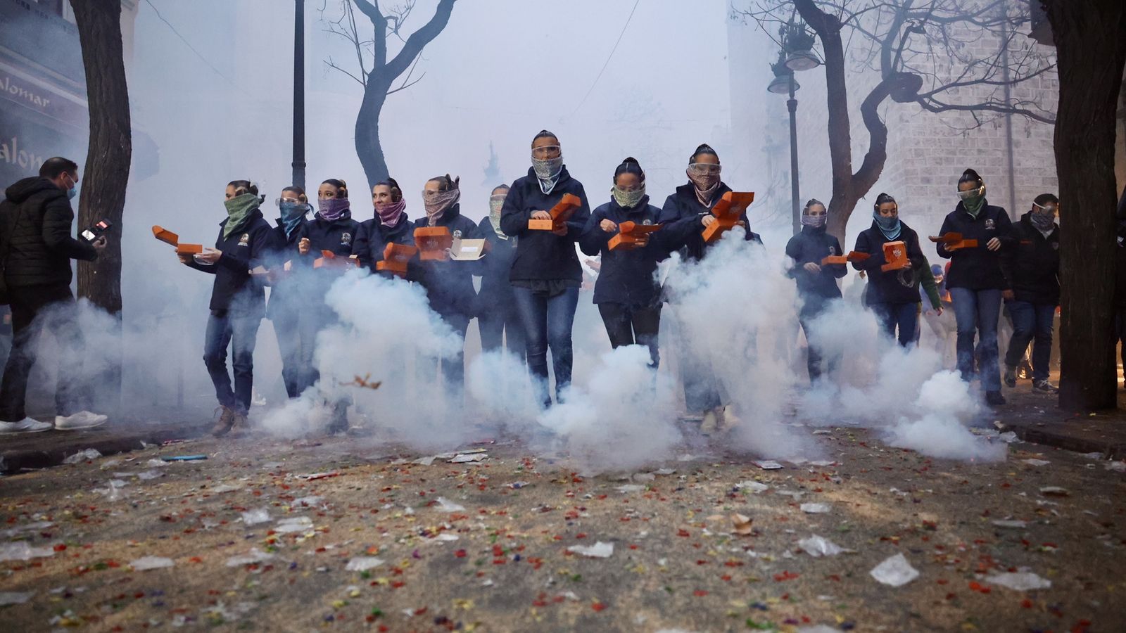 La fallera major de València i la seua cort d'honor llança petards en la macrodespertà
