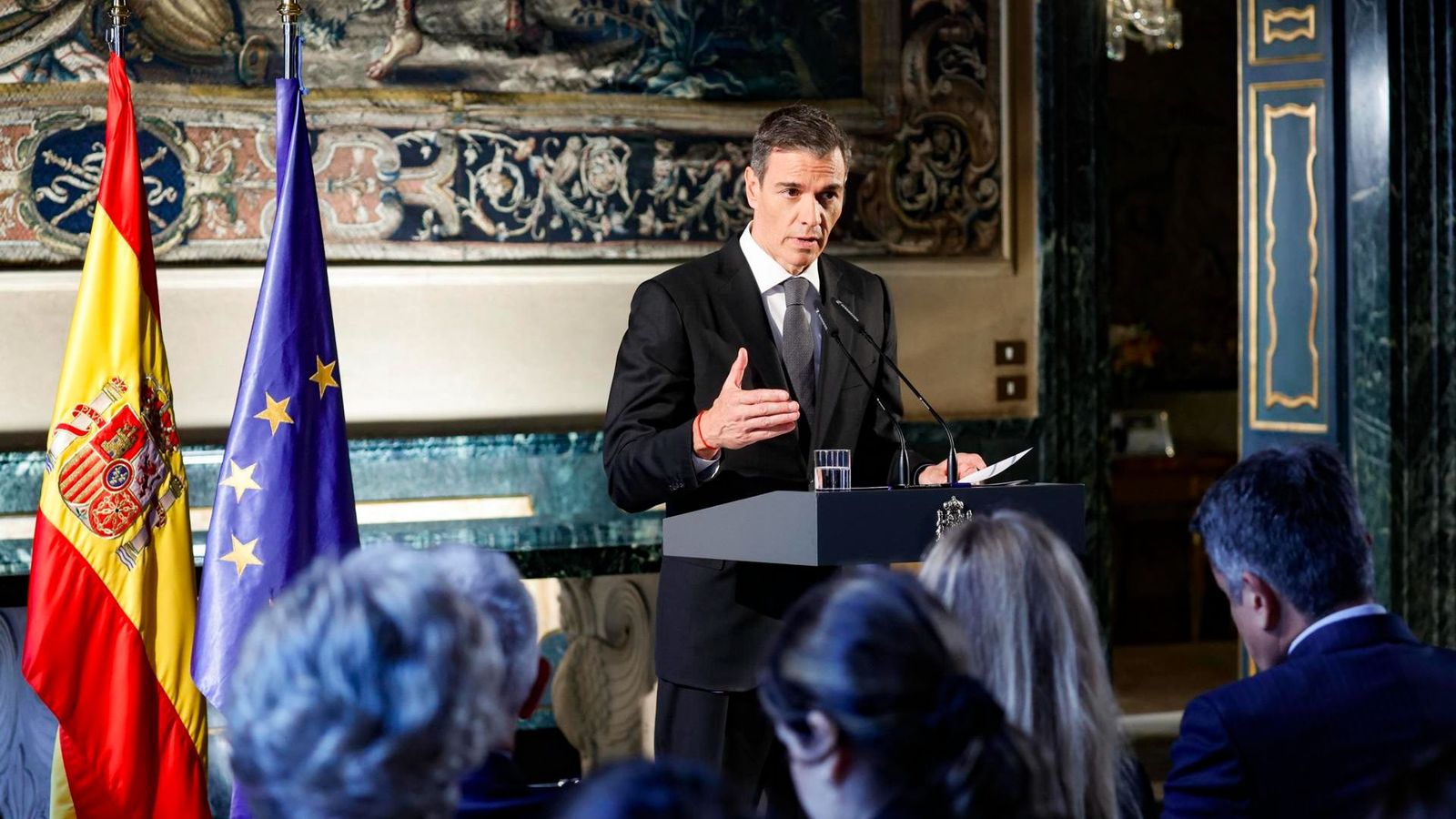 Pedro Sánchez en la roda de premsa que ha oferit des de Roma, després de reunir-se amb el papa Lleó