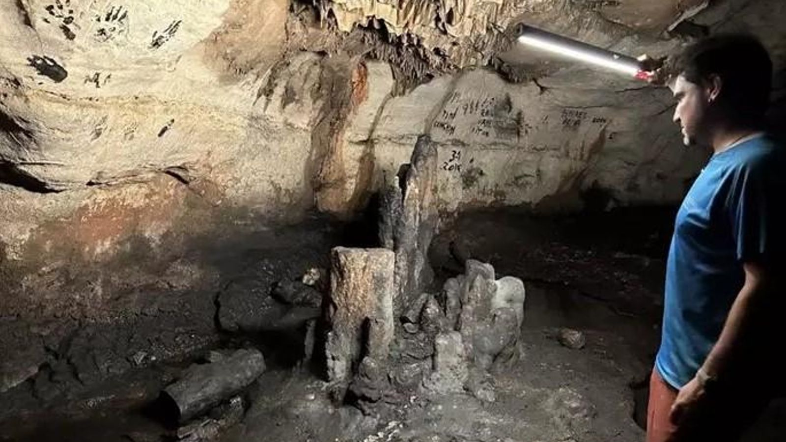 Un arqueòleg en la Cova dels Dones de Millares