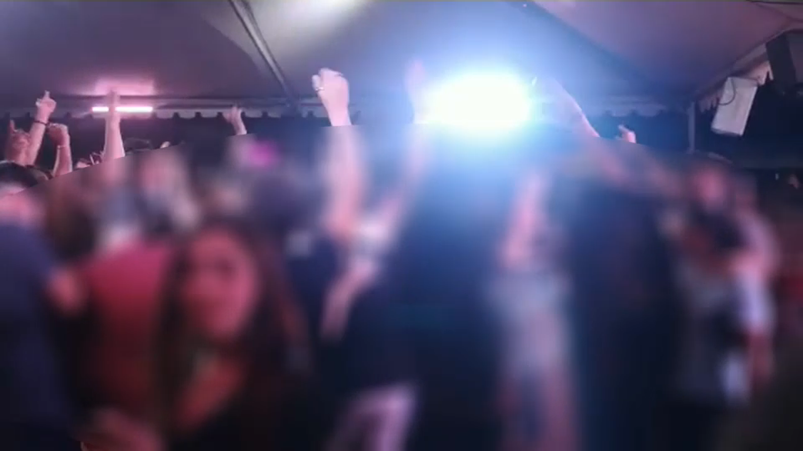 Festa sense mascareta ni distància en una discoteca del Port de Sagunt