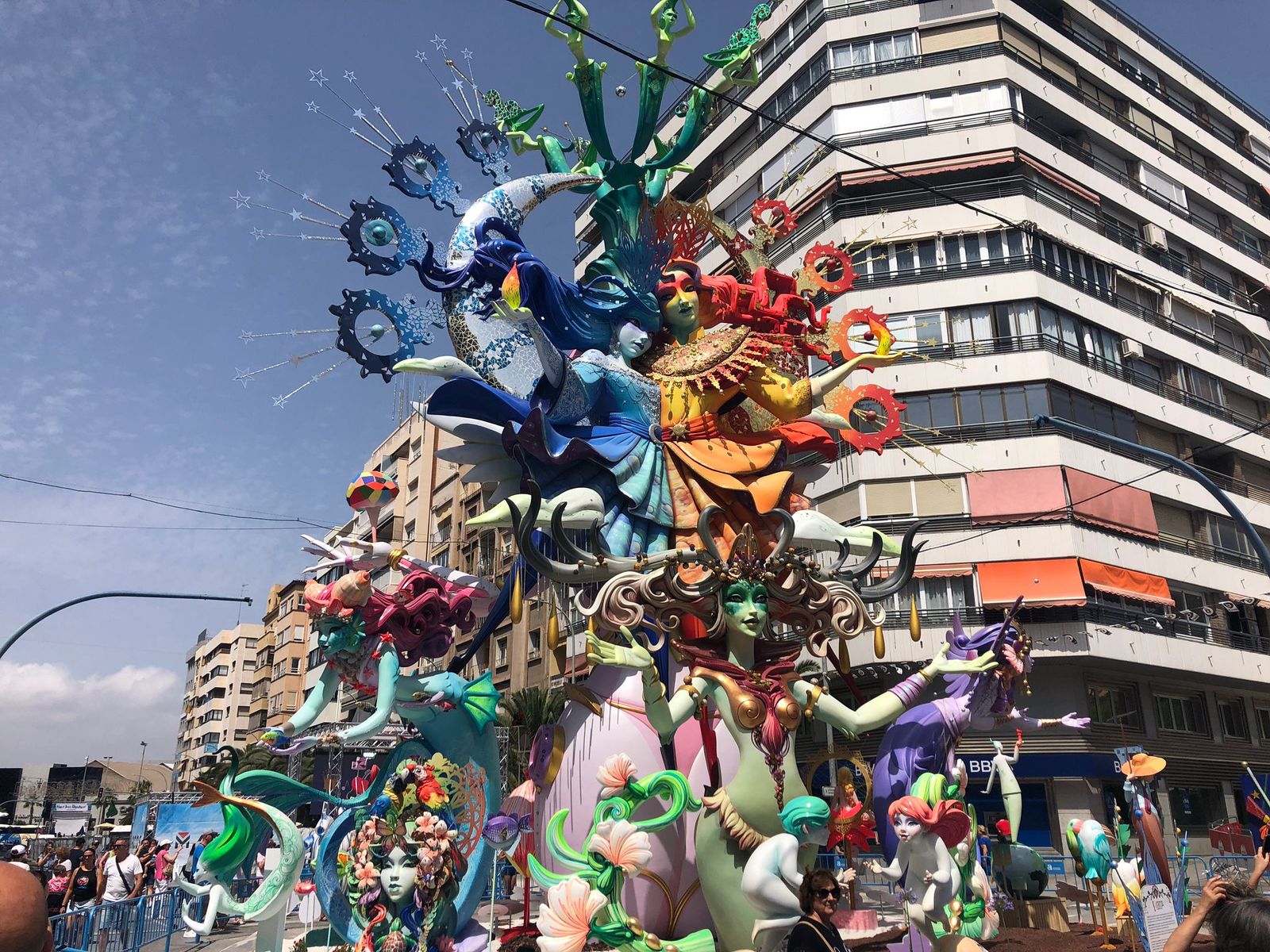 Vista completa d'"L-Mental", de David Sánchez per a la comissió Diputació-Foguera