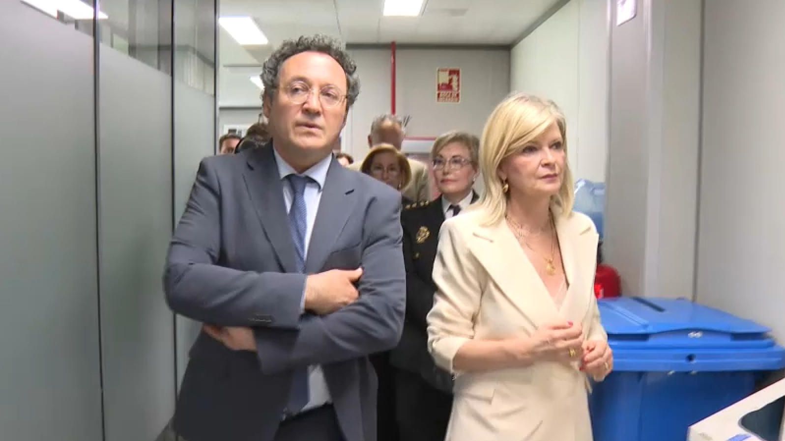 El Fiscal General de l'Estat, Álvaro Ortiz, i la consellera de Justícia, Gabriela Bravo, durant la visita a l'oficina de denúncies de les vícitmes de la violència masclista a la Ciutat de la Justícia de València