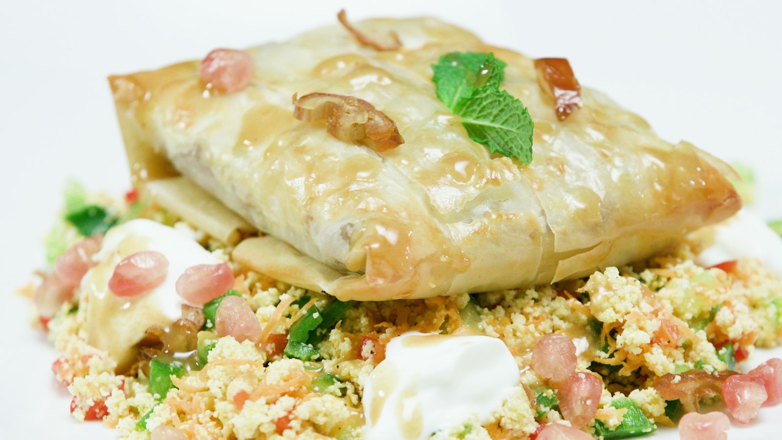 Pastís de corder amb tabule i iogurt