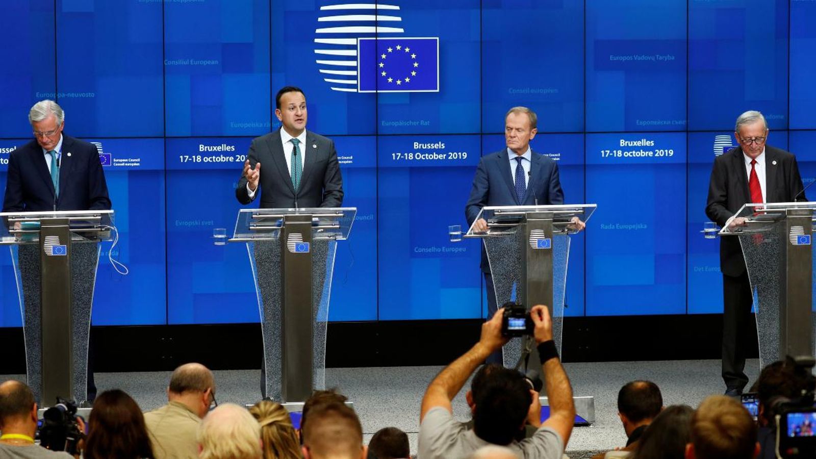 El primer ministre d'Irlanda, Leo Varadkar parla durant la conferència del Summit en companyia del president de la CE, Jean-Claude Juncker, el president del Consell Europeo. Donald Tusk i el responsable de la negociació del Brexit, Michel Barnier