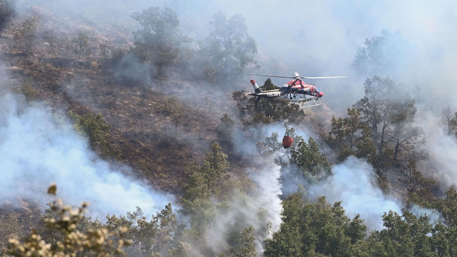 Un helicòpter participa en les tasques d'extinció de l'incendi de Garaño, a la província de Lleó