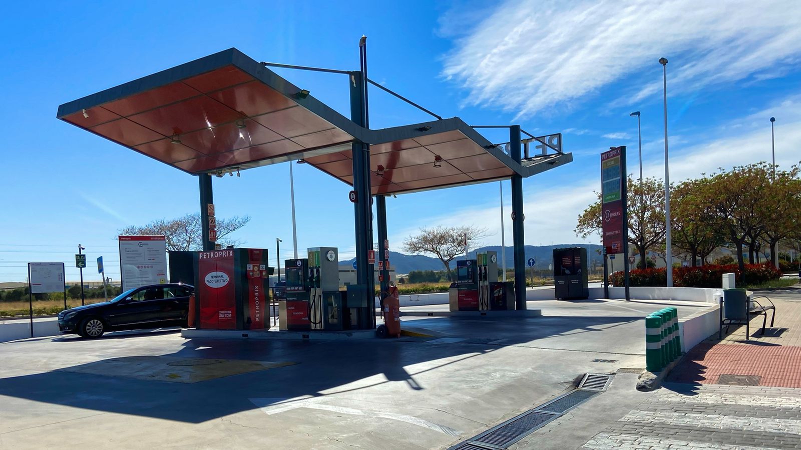 Un vehicle reposta en una gasolinera (arxiu)