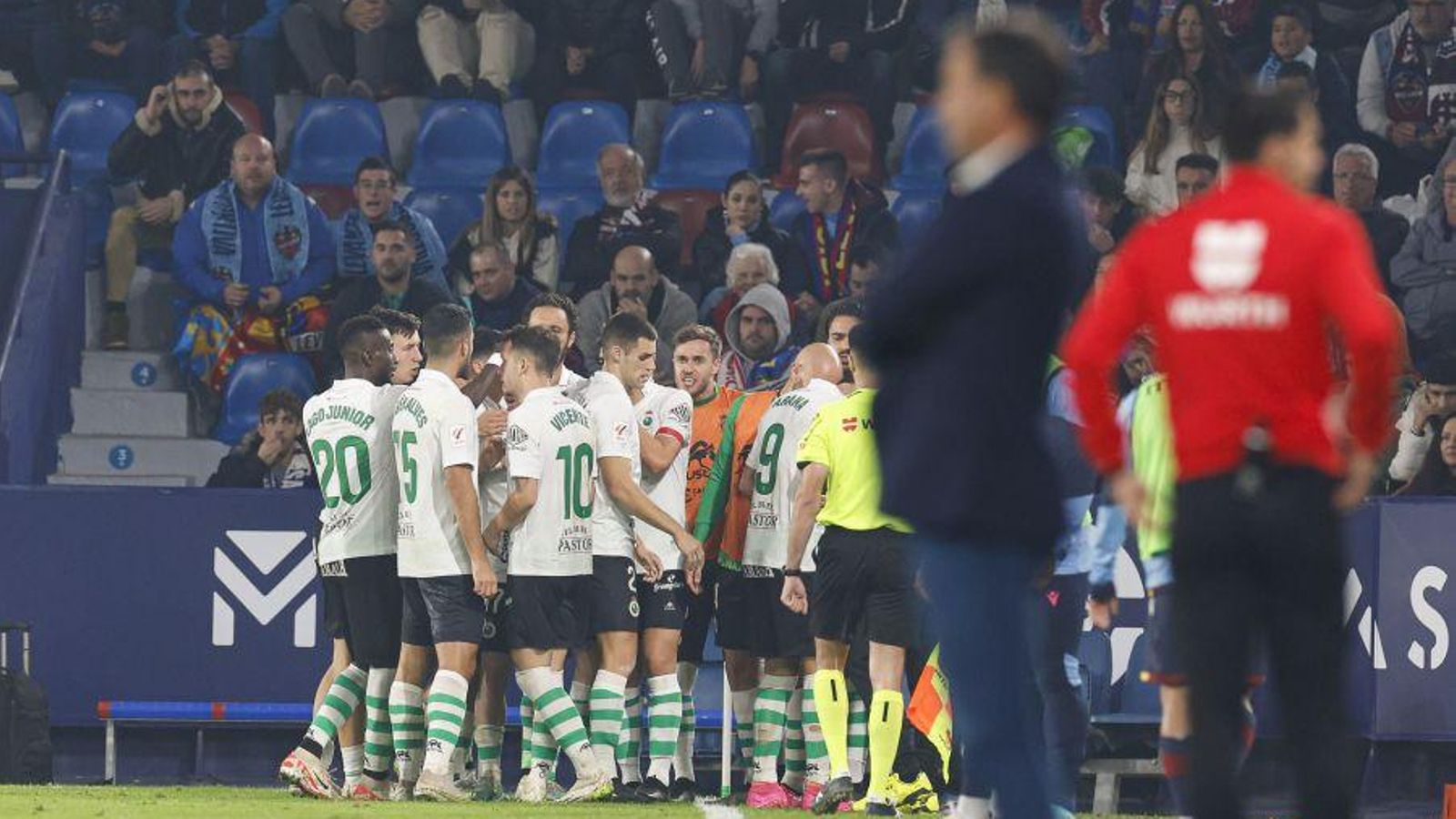 Els jugadors del Racing celebren un gol al Ciutat de València