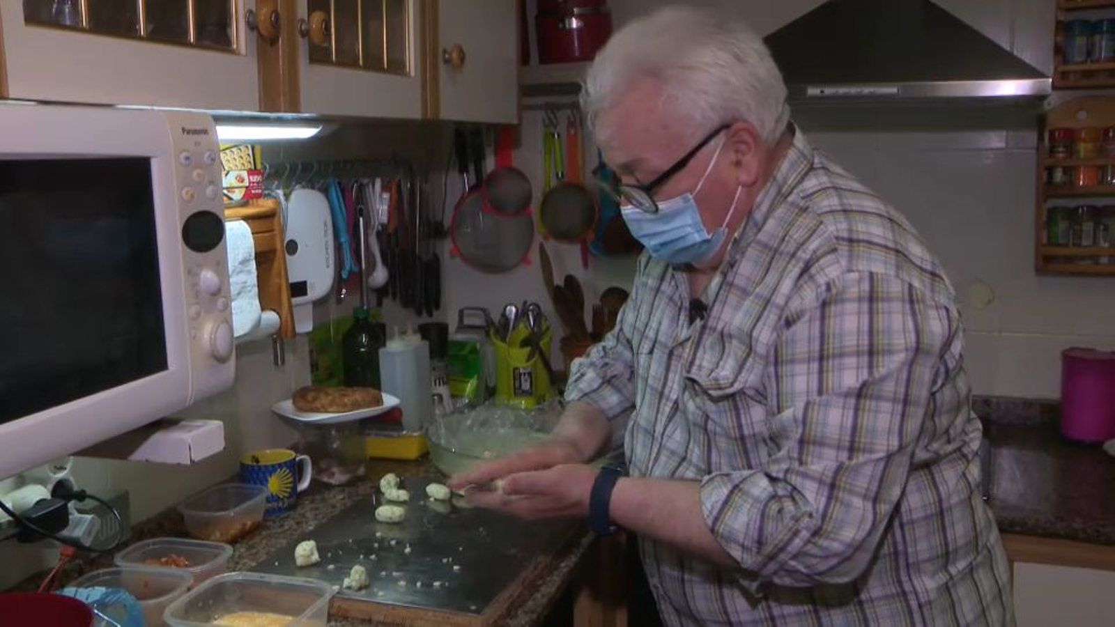 Pep cuina mandonguilles d'abadejo als poblats maritims