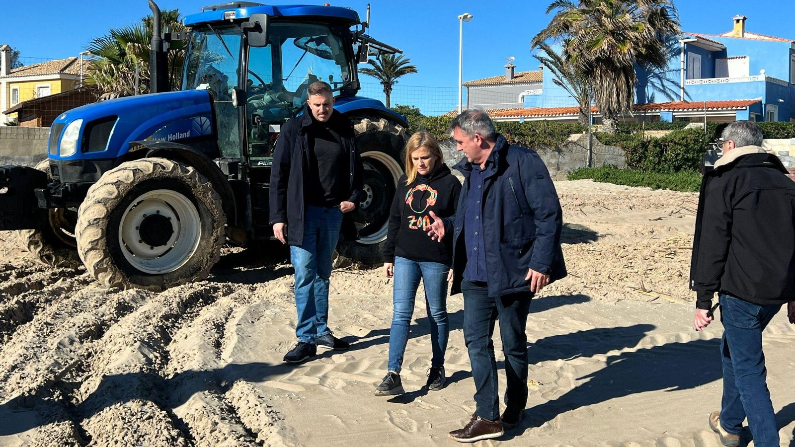 Bernabé i Mayor supervisen les tasques de neteja a la platja del Marenyet de Cullera