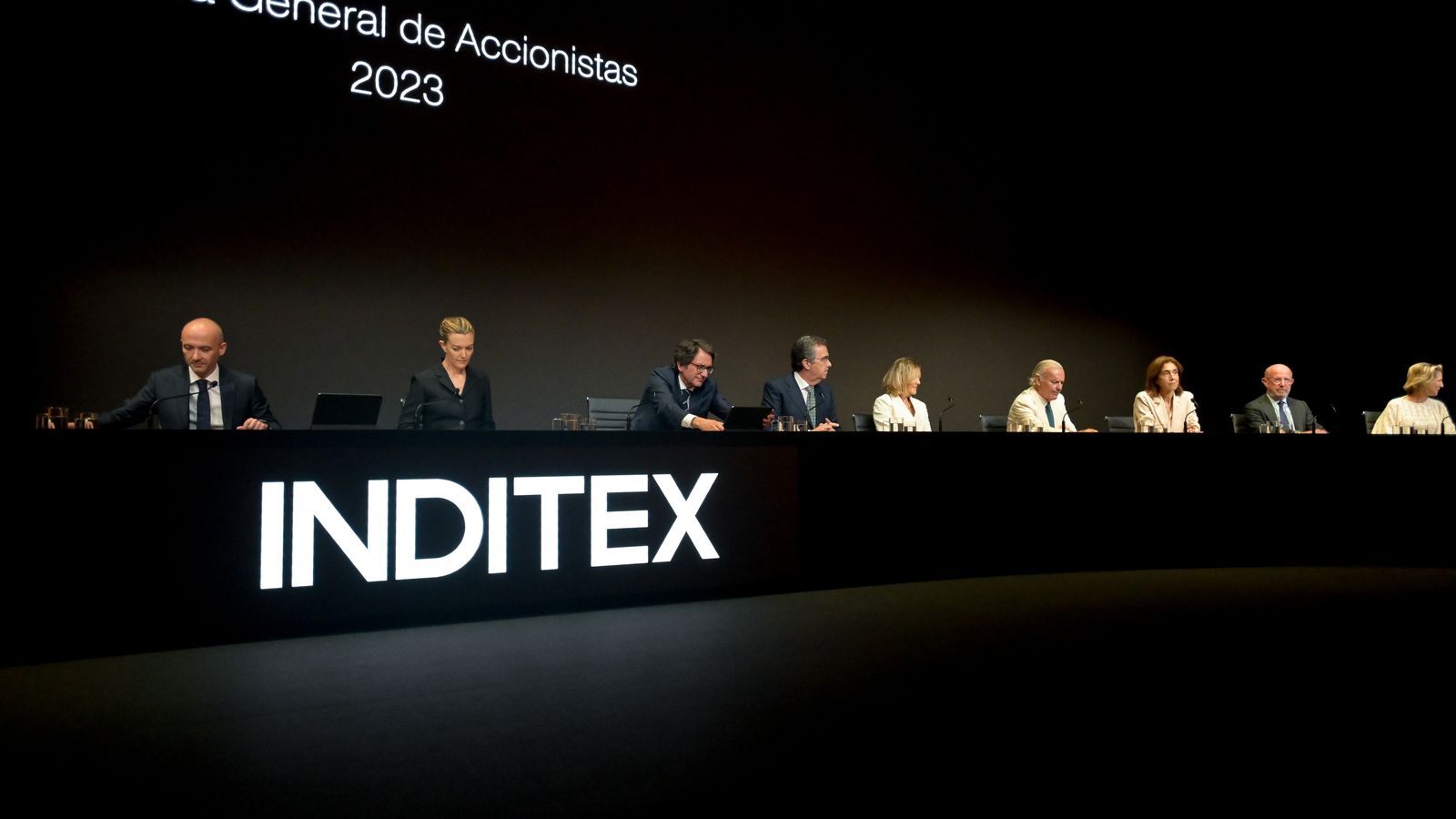 El conseller delegat d'Inditex, Óscar García Maceiras, i la presidenta d'Inditex, Marta Ortega, durant la junta general d'accionistes d'Inditex
