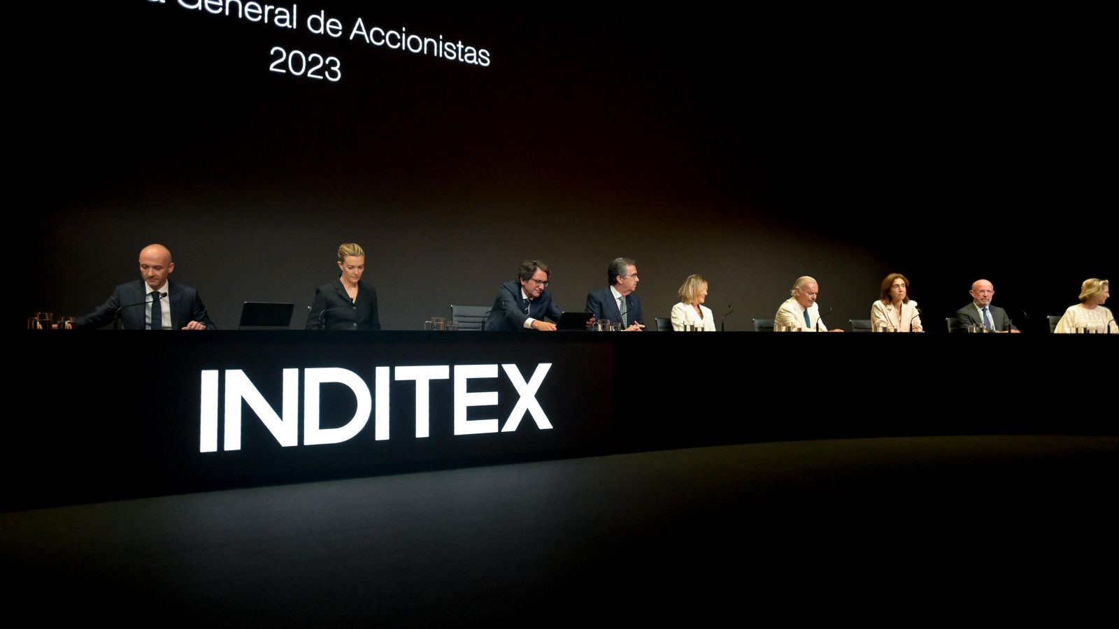 El conseller delegat d'Inditex, Óscar García Maceiras, i la presidenta, Marta Ortega, durant la junta general d'accionistes El conseller delegat d'Inditex, Óscar García Maceiras, i la presidenta d'Inditex, Marta Ortega, durant la junta general d'accionistes d'Inditex