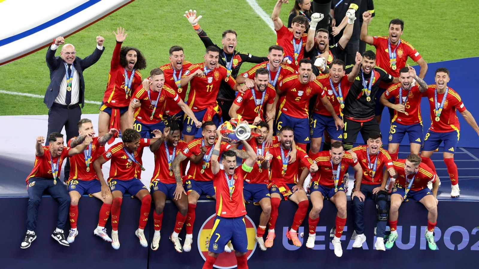 Els jugadors espanyols, amb el trofeu de campions