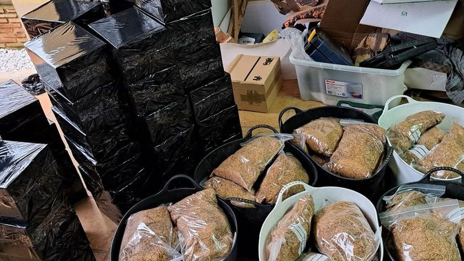 En l’escorcoll, els agents van confiscar 157 quilos de picadura de tabac