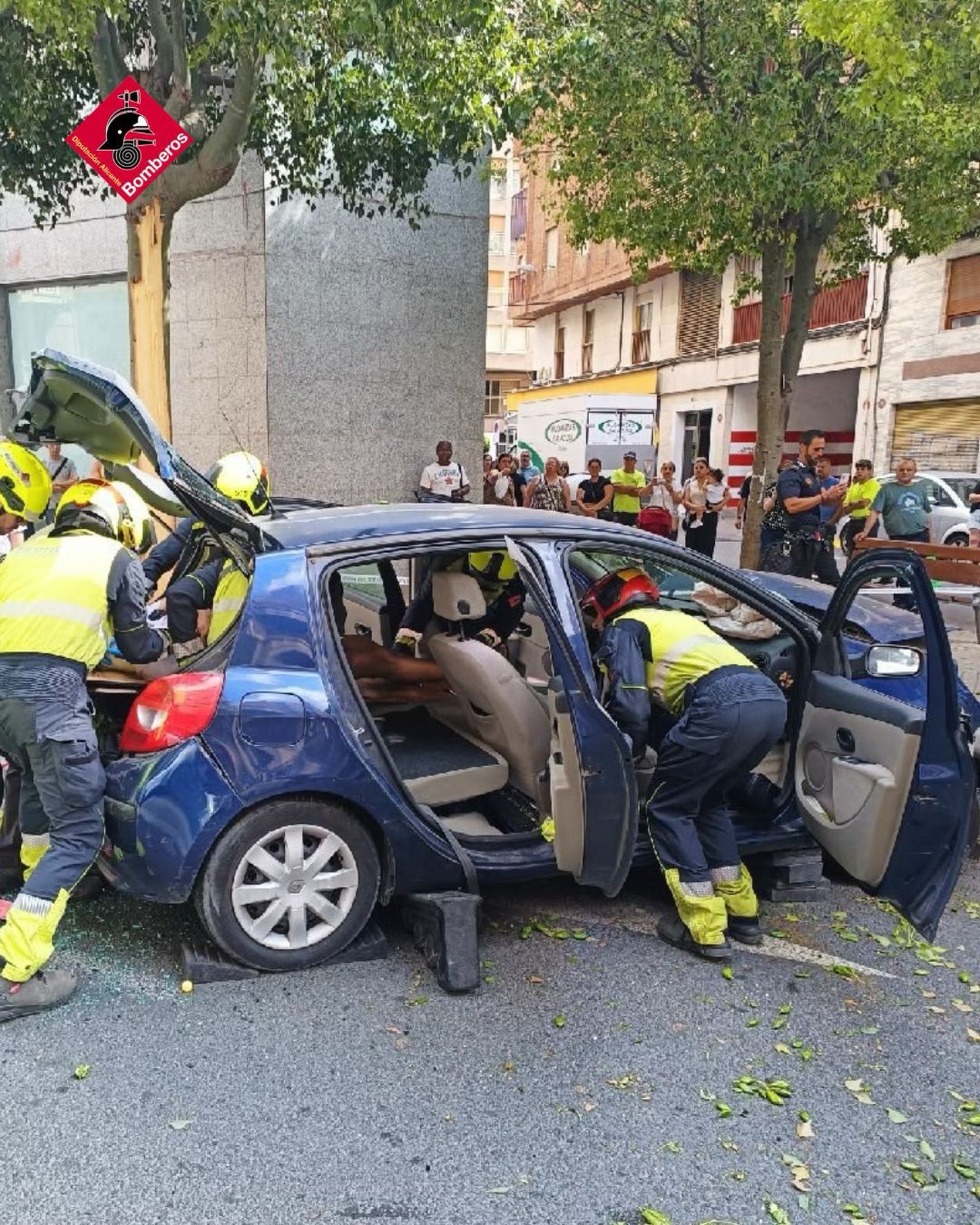 Efectius del Consorci Provincial de Bombers d'Alacant treballen per alliberar les persones atrapades