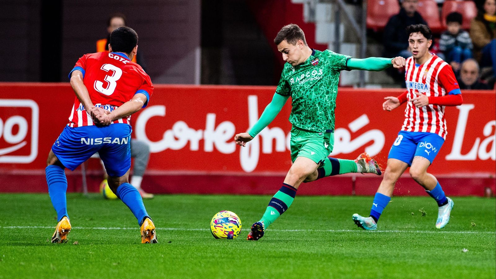 De Frutos dispara des de fora de l'àrea en una acció del partit contra l'Sporting De Frutos dispara des de fora de l'àrea en una acció del partit contra l'Sporting