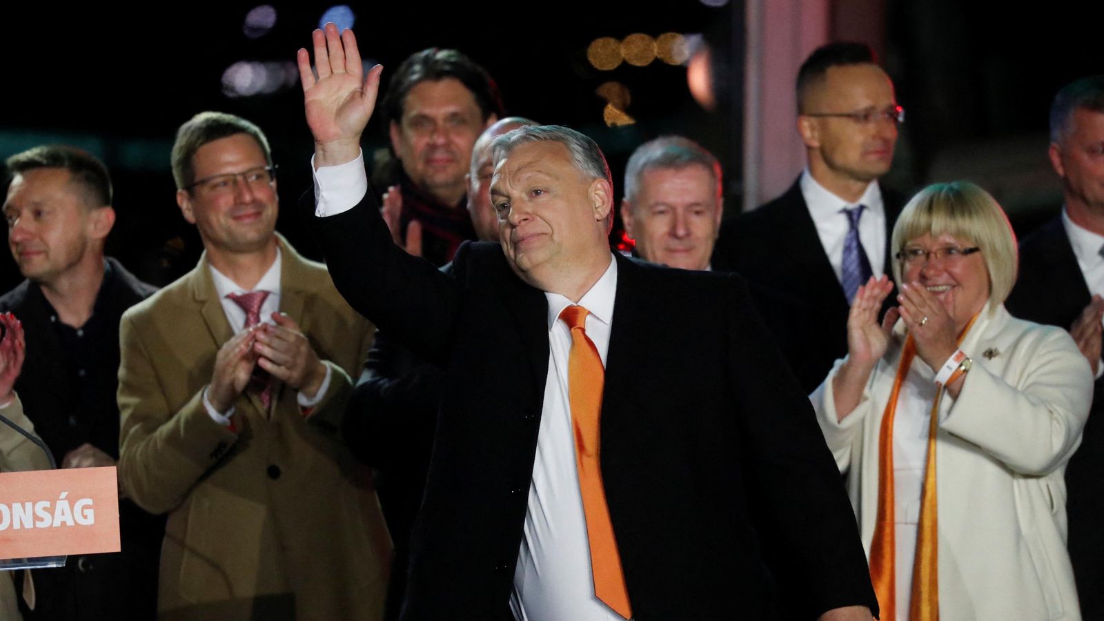El primer ministre hongarés, Viktor Orbán, saluda els seus seguidors després de guanyar les eleccions parlamentàries El primer ministre hongarès, Viktor Orbán, saluda els seus seguidors després de guanyar les eleccions parlamentàries