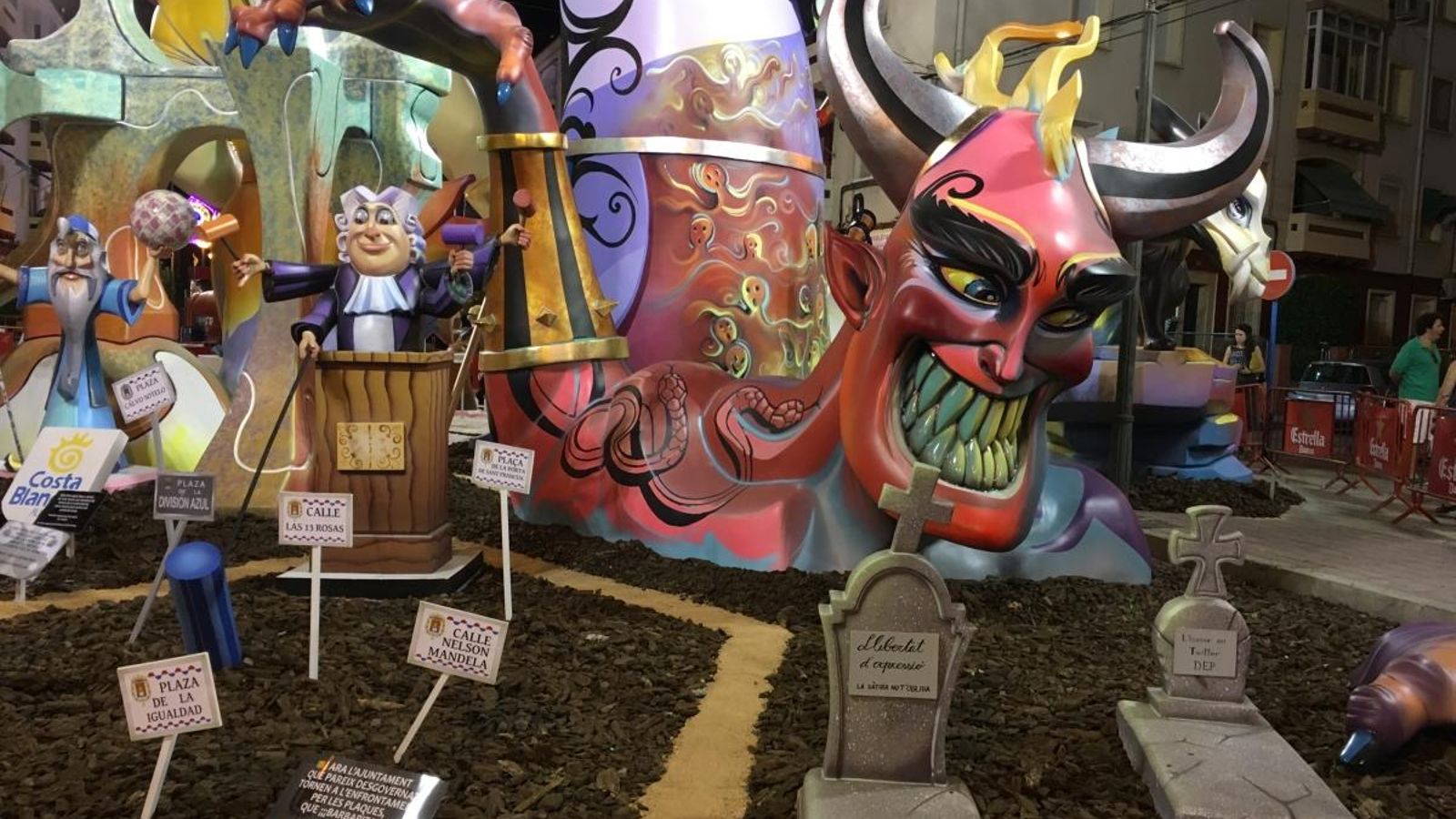 Foguera del barri alacantí de Carolines