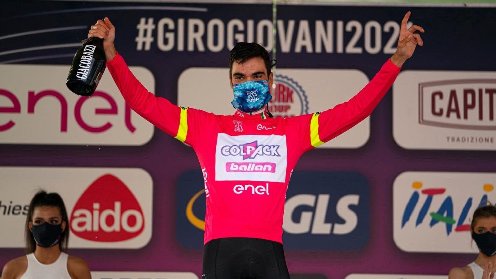 Juan Ayuso, amn el mallot rosa de líder del Giro