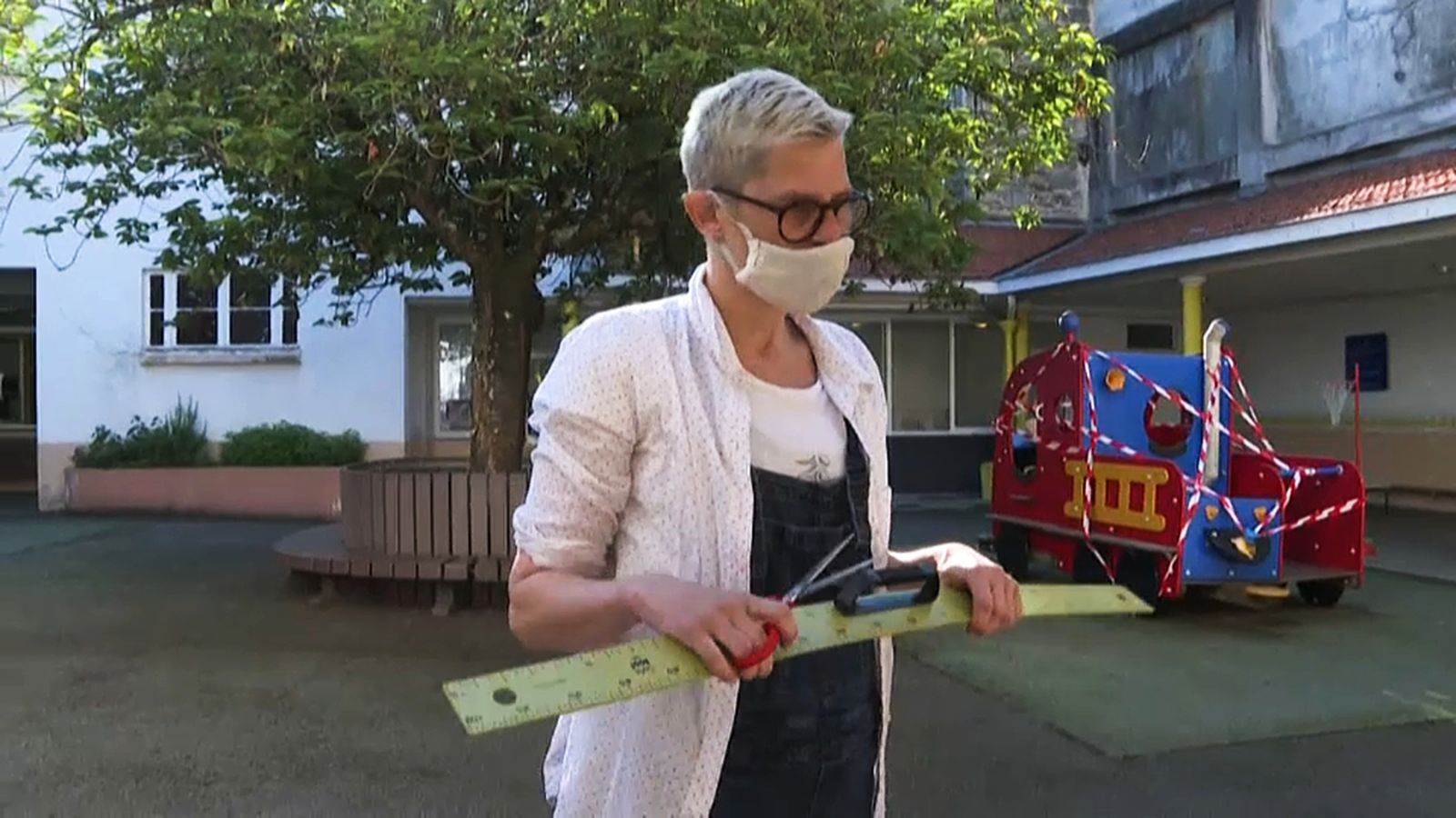 Una professora mostra les mesures aplicades en un pati alemany.