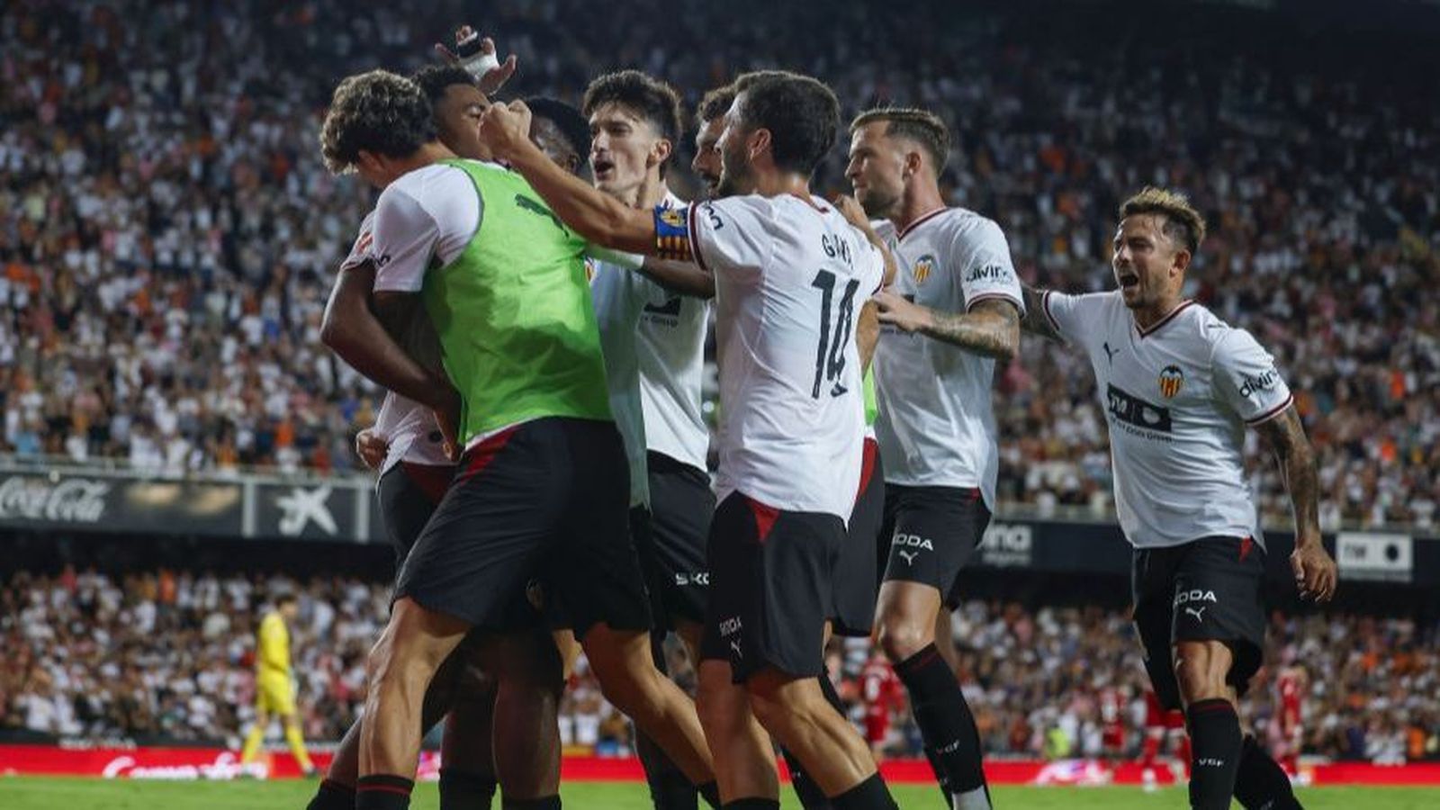 Els jugadors del València celebren un gol