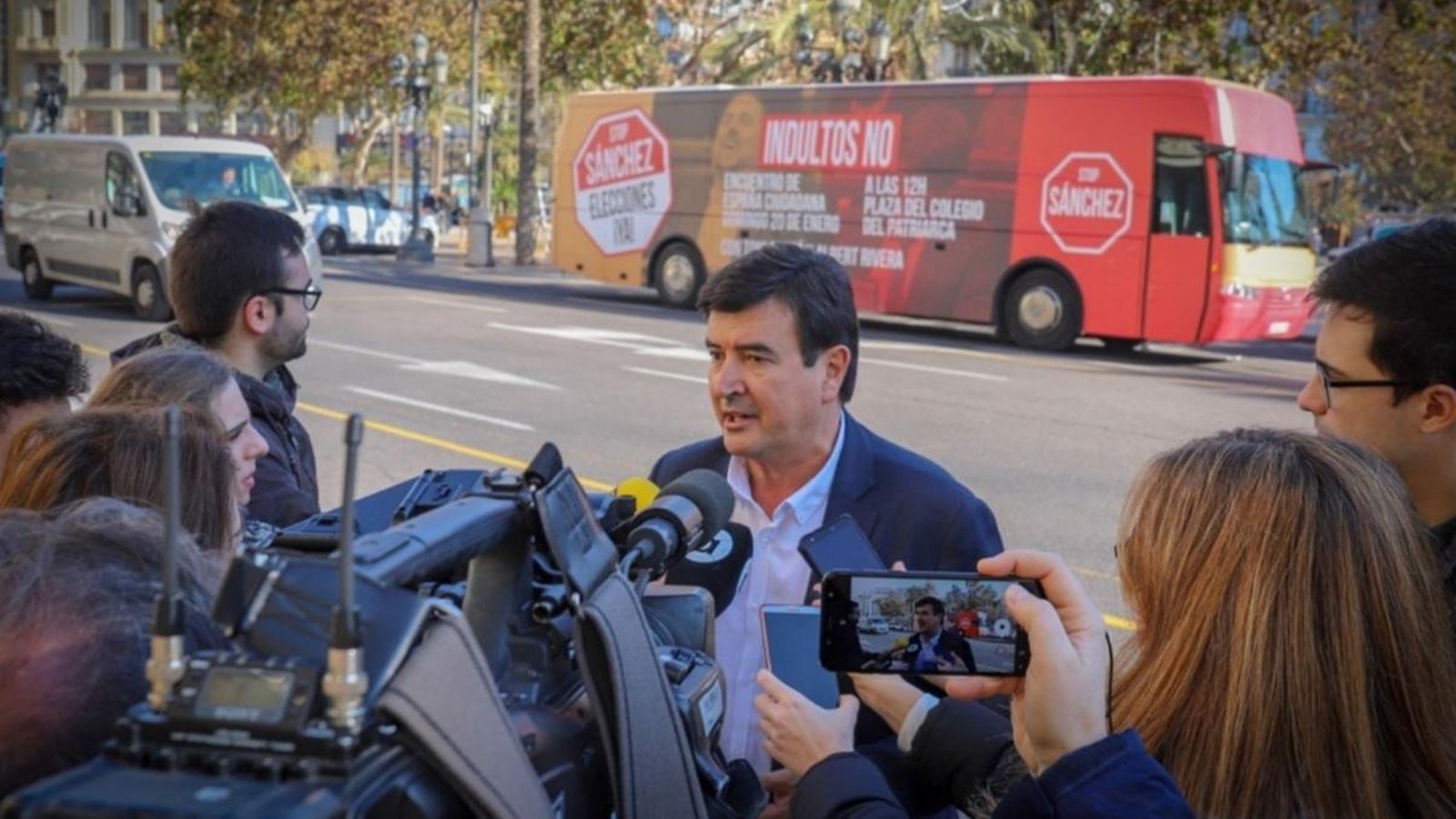 Fernando Giner atén els mitjans en la presentació de l’autobús ‘Espanya Ciutadana contra els indults’