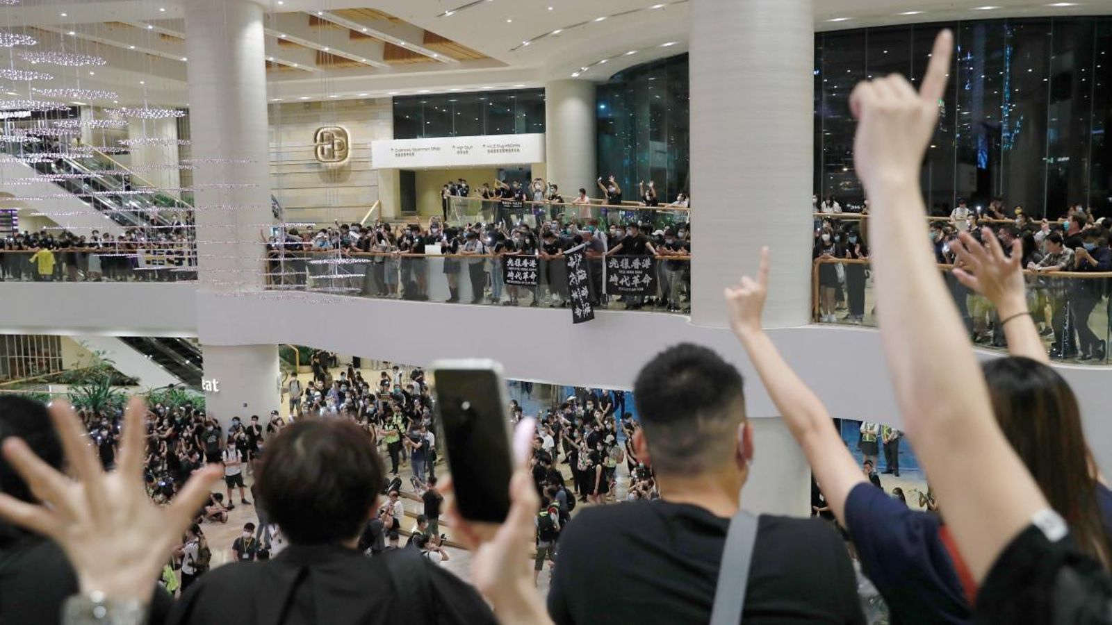 Manifestants amb banderes que demanen la independència de Hong Kong